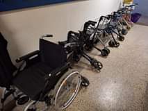Kan een afbeelding zijn van scooter, rolstoel, stoel en ziekenhuis