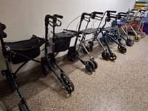Kan een afbeelding zijn van scooter, kar, trolley, rolstoel, wagen, buggy, stoel en winkelwagentje