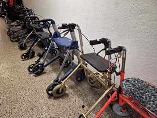 Kan een afbeelding zijn van scooter, kar, rolstoel, buggy, wagen, stoel, trolley en ziekenhuis
